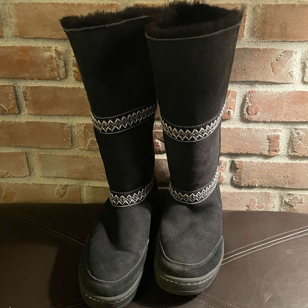 Authentic UUG boots, black, size 8.